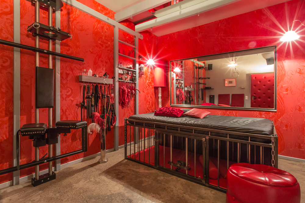 Roter Salon - kuschliger Raum für private BDSM Spiele